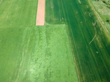 Bulgaristan 'ın Sofya bölgesindeki Godech kasabası yakınlarındaki kırsal arazinin şaşırtıcı hava manzarası