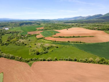 Bulgaristan 'ın Sofya bölgesindeki Godech kasabası yakınlarındaki kırsal arazinin şaşırtıcı hava manzarası
