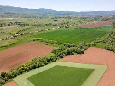 Bulgaristan 'ın Sofya bölgesindeki Godech kasabası yakınlarındaki kırsal arazinin şaşırtıcı hava manzarası