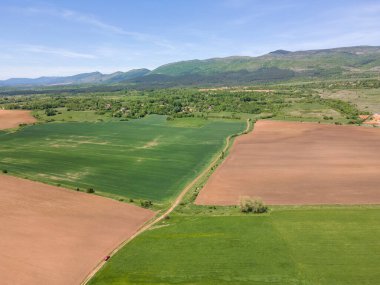 Bulgaristan 'ın Sofya bölgesindeki Godech kasabası yakınlarındaki kırsal arazinin şaşırtıcı hava manzarası