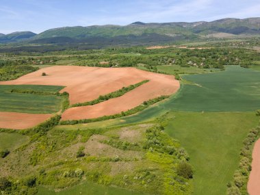 Bulgaristan 'ın Sofya bölgesindeki Godech kasabası yakınlarındaki kırsal arazinin şaşırtıcı hava manzarası