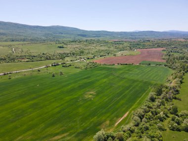 Bulgaristan 'ın Sofya bölgesindeki Godech kasabası yakınlarındaki kırsal arazinin şaşırtıcı hava manzarası