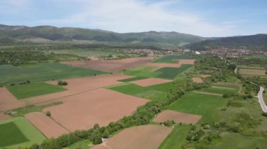 Bulgaristan 'ın Sofya bölgesindeki Godech kasabası yakınlarındaki kırsal arazinin bahar havası manzarası