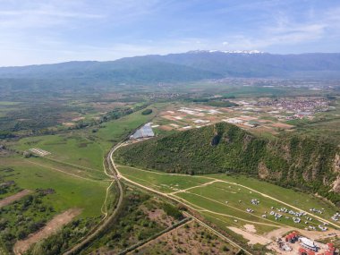 Bulgaristan 'ın Kozhuh Dağı ve Petrich vadisinin hava manzarası