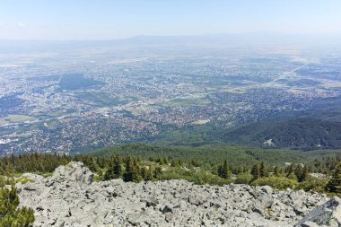 Bulgaristan 'ın Vitosha Dağı' ndaki Kamen Del Peak kentinden Sofya 'nın muhteşem manzarası