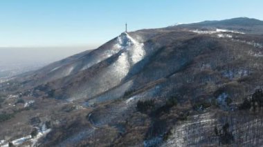 Bulgaristan 'ın Sofya kenti Boyana İlçesi yakınlarındaki Vitosha Dağı' nın hava kışı manzarası