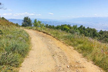 Bulgaristan 'ın Blagoevgrad bölgesindeki Belasitsa Dağı' nın şaşırtıcı yaz manzarası