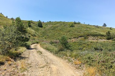 Bulgaristan 'ın Blagoevgrad bölgesindeki Belasitsa Dağı' nın şaşırtıcı yaz manzarası