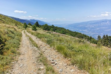 Bulgaristan 'ın Blagoevgrad bölgesindeki Belasitsa Dağı' nın şaşırtıcı yaz manzarası