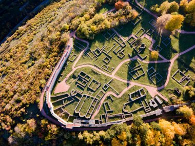 Bulgaristan 'ın Pernik kenti yakınlarındaki Ortaçağ Krakra kalesinin hava manzarası