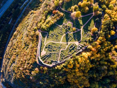 Bulgaristan 'ın Pernik kenti yakınlarındaki Ortaçağ Krakra kalesinin hava manzarası