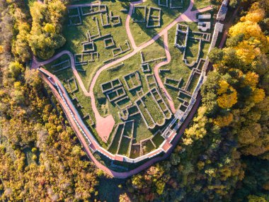 Bulgaristan 'ın Pernik kenti yakınlarındaki Ortaçağ Krakra kalesinin hava manzarası