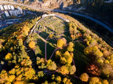 Bulgaristan 'ın Pernik kenti yakınlarındaki Ortaçağ Krakra kalesinin hava manzarası