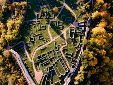 Bulgaristan 'ın Pernik kenti yakınlarındaki Ortaçağ Krakra kalesinin hava manzarası