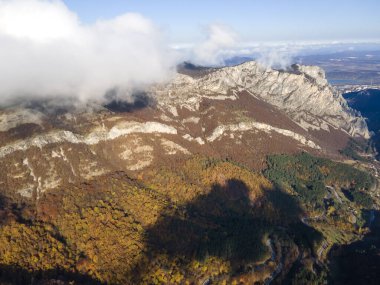 Balkan Dağları ve Vratsata Geçidi 'nin İnanılmaz Sonbahar Manzarası, Bulgaristan