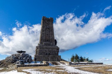 SHIPKA, BULGARIA - 24 Ocak 2021: Saint Nicholas zirvesinde Özgürlük Anıtı, Stara Planina (Balkan) Dağı, Bulgaristan