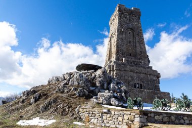 SHIPKA, BULGARIA - 24 Ocak 2021: Saint Nicholas zirvesinde Özgürlük Anıtı, Stara Planina (Balkan) Dağı, Bulgaristan