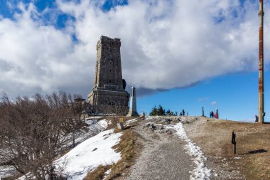 SHIPKA, BULGARIA - 24 Ocak 2021: Saint Nicholas zirvesinde Özgürlük Anıtı, Stara Planina (Balkan) Dağı, Bulgaristan