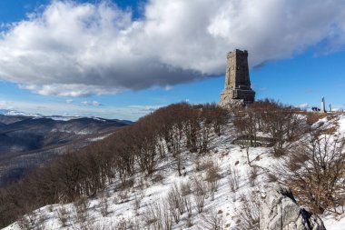 SHIPKA, BULGARIA - 24 Ocak 2021: Saint Nicholas zirvesinde Özgürlük Anıtı, Stara Planina (Balkan) Dağı, Bulgaristan