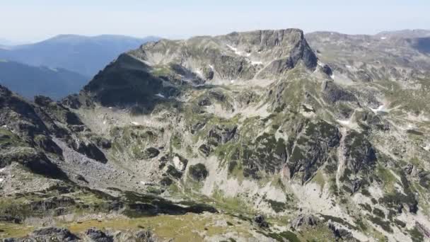 ブルガリア カメル山頂付近のリラ山の素晴らしい空中ビュー — ストック動画