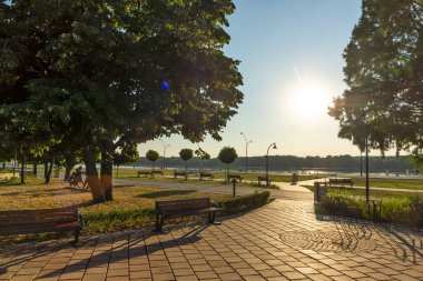 RUSE, BULGARIA - 15 AĞUSTOS 2021: Bulgaristan 'ın Ruse kentinin merkezinde Kostal Caddesi Panoraması