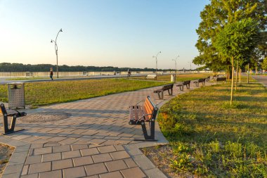 RUSE, BULGARIA - 15 AĞUSTOS 2021: Bulgaristan 'ın Ruse kentinin merkezinde Kostal Caddesi Panoraması