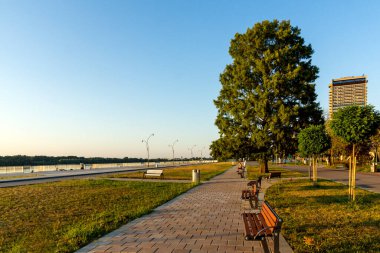 RUSE, BULGARIA - 15 AĞUSTOS 2021: Bulgaristan 'ın Ruse kentinin merkezinde Kostal Caddesi Panoraması