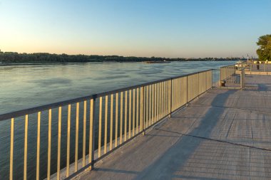 RUSE, BULGARIA - 15 AĞUSTOS 2021: Bulgaristan 'ın Ruse kentinin merkezinde Kostal Caddesi Panoraması