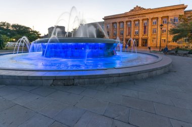 RUSE, BULGARIA - 15 Ağustos 2021: Bulgaristan 'ın Ruse kentinin merkezindeki Özgürlük Meydanı' nın günbatımı