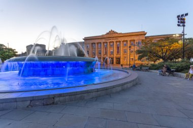 RUSE, BULGARIA - 15 Ağustos 2021: Bulgaristan 'ın Ruse kentinin merkezindeki Özgürlük Meydanı' nın günbatımı