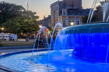 RUSE, BULGARIA - 15 Ağustos 2021: Bulgaristan 'ın Ruse kentinin merkezindeki Özgürlük Meydanı' nın günbatımı