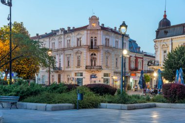 RUSE, BULGARIA - 15 Ağustos 2021: Bulgaristan 'ın Ruse kentinin merkezindeki Özgürlük Meydanı' nın günbatımı