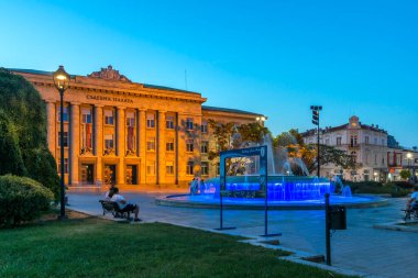 RUSE, BULGARIA - 15 Ağustos 2021: Bulgaristan 'ın Ruse kentinin merkezindeki Özgürlük Meydanı' nın günbatımı
