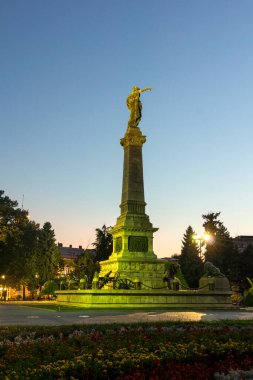 RUSE, BULGARIA - 15 Ağustos 2021: Bulgaristan 'ın Ruse kentinin merkezindeki Özgürlük Meydanı' nın günbatımı