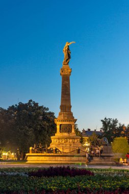 RUSE, BULGARIA - 15 Ağustos 2021: Bulgaristan 'ın Ruse kentinin merkezindeki Özgürlük Meydanı' nın günbatımı