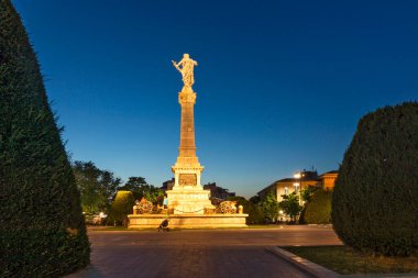RUSE, BULGARIA - 15 Ağustos 2021: Bulgaristan 'ın Ruse kentinin merkezindeki Özgürlük Meydanı' nın günbatımı