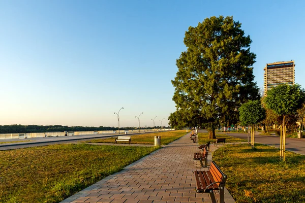 RUSE, BULGARIA - 15 AĞUSTOS 2021: Bulgaristan 'ın Ruse kentinin merkezinde Kostal Caddesi Panoraması