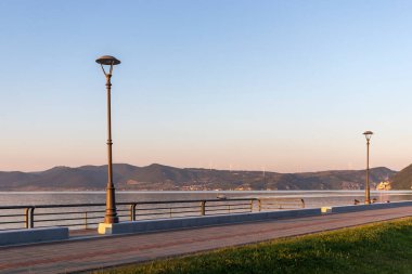 GOLUBAC, SERBIA - 11 Ağustos 2019: Sırbistan 'ın Golubac kentinden geçen Tuna Nehri' nin şaşırtıcı Günbatımı manzarası