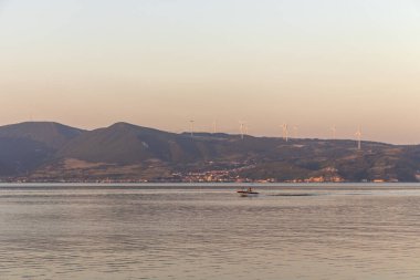 GOLUBAC, SERBIA - 11 Ağustos 2019: Sırbistan 'ın Golubac kentinden geçen Tuna Nehri' nin şaşırtıcı Günbatımı manzarası