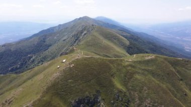 Bulgaristan 'ın Blagoevgrad bölgesindeki Belasitsa Dağı' nın şaşırtıcı hava manzarası