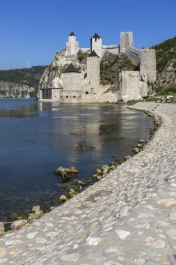 GOLUBAC, SERBIA - 11 Ağustos 2019: Golubac Kalesi - Sırbistan 'ın Tuna Nehri kıyısındaki ortaçağ güçlendirilmiş kasaba