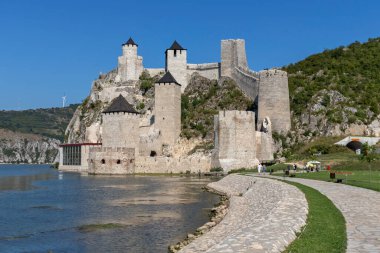 GOLUBAC, SERBIA - 11 Ağustos 2019: Golubac Kalesi - Sırbistan 'ın Tuna Nehri kıyısındaki ortaçağ güçlendirilmiş kasaba