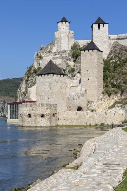 GOLUBAC, SERBIA - 11 Ağustos 2019: Golubac Kalesi - Sırbistan 'ın Tuna Nehri kıyısındaki ortaçağ güçlendirilmiş kasaba