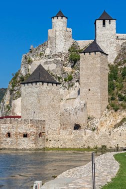 GOLUBAC, SERBIA - 11 Ağustos 2019: Golubac Kalesi - Sırbistan 'ın Tuna Nehri kıyısındaki ortaçağ güçlendirilmiş kasaba