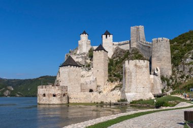 GOLUBAC, SERBIA - 11 Ağustos 2019: Golubac Kalesi - Sırbistan 'ın Tuna Nehri kıyısındaki ortaçağ güçlendirilmiş kasaba