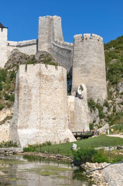 GOLUBAC, SERBIA - 11 Ağustos 2019: Golubac Kalesi - Sırbistan 'ın Tuna Nehri kıyısındaki ortaçağ güçlendirilmiş kasaba