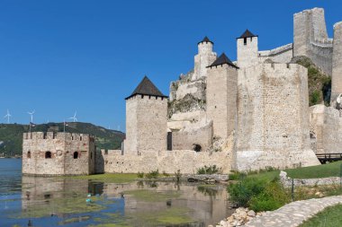 GOLUBAC, SERBIA - 11 Ağustos 2019: Golubac Kalesi - Sırbistan 'ın Tuna Nehri kıyısındaki ortaçağ güçlendirilmiş kasaba