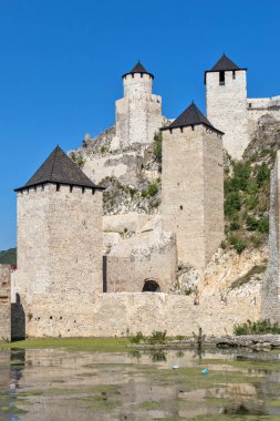 GOLUBAC, SERBIA - 11 Ağustos 2019: Golubac Kalesi - Sırbistan 'ın Tuna Nehri kıyısındaki ortaçağ güçlendirilmiş kasaba