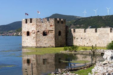 GOLUBAC, SERBIA - 11 Ağustos 2019: Golubac Kalesi - Sırbistan 'ın Tuna Nehri kıyısındaki ortaçağ güçlendirilmiş kasaba