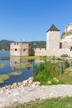 GOLUBAC, SERBIA - 11 Ağustos 2019: Golubac Kalesi - Sırbistan 'ın Tuna Nehri kıyısındaki ortaçağ güçlendirilmiş kasaba